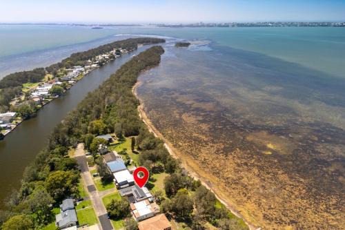 Chittaway Bay House | Tranquil Retreat by the Lake with Hot Tub