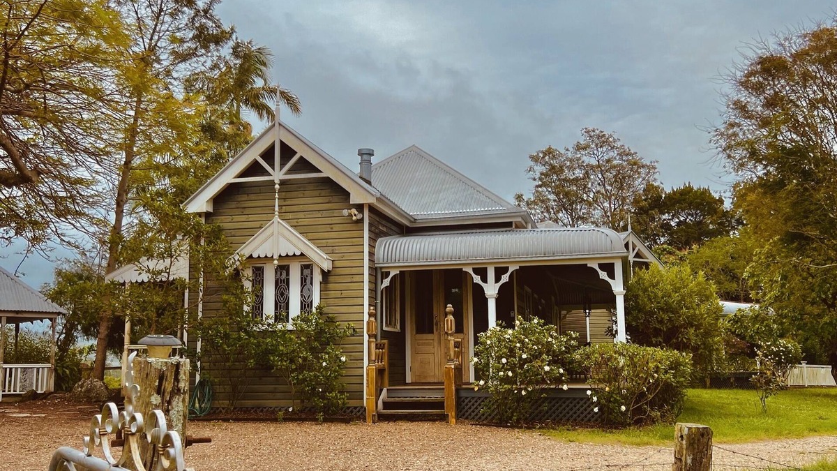 Ewingsdale House | Tranquil Retreat: Charming Country Homestead on 12 Acres, 6km to Byron Bay