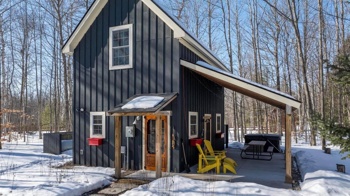 Levering Cabin | Tranquil Retreat Nestled Among the Trees – Access to Waterfront!