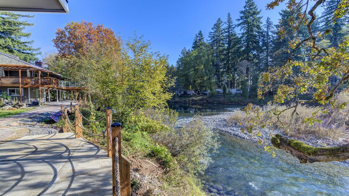 Washougal House | Tranquil Riverfront Retreat Villa