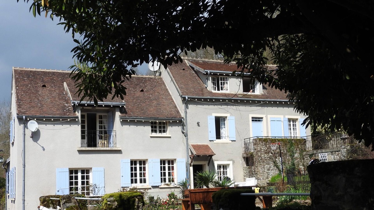Badecon-le-Pin House | Tranquil riverside property