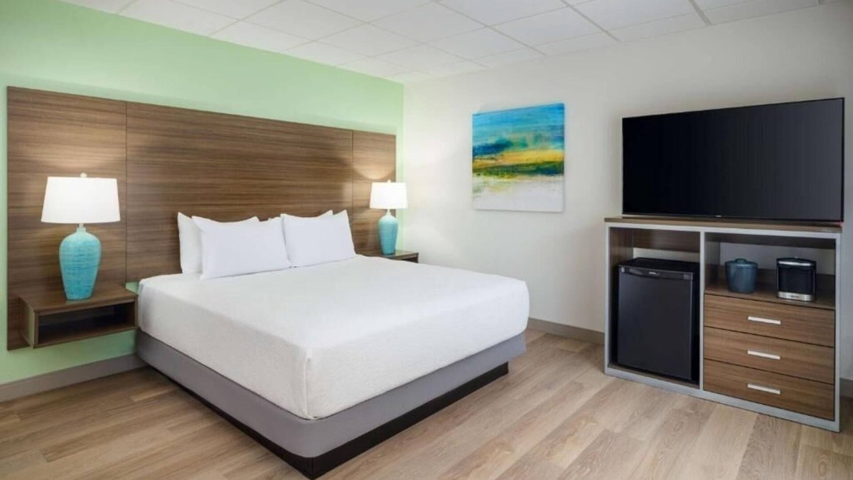 Moorings Hotel | Tranquil Room Near City Perks and Beautiful Beach Days