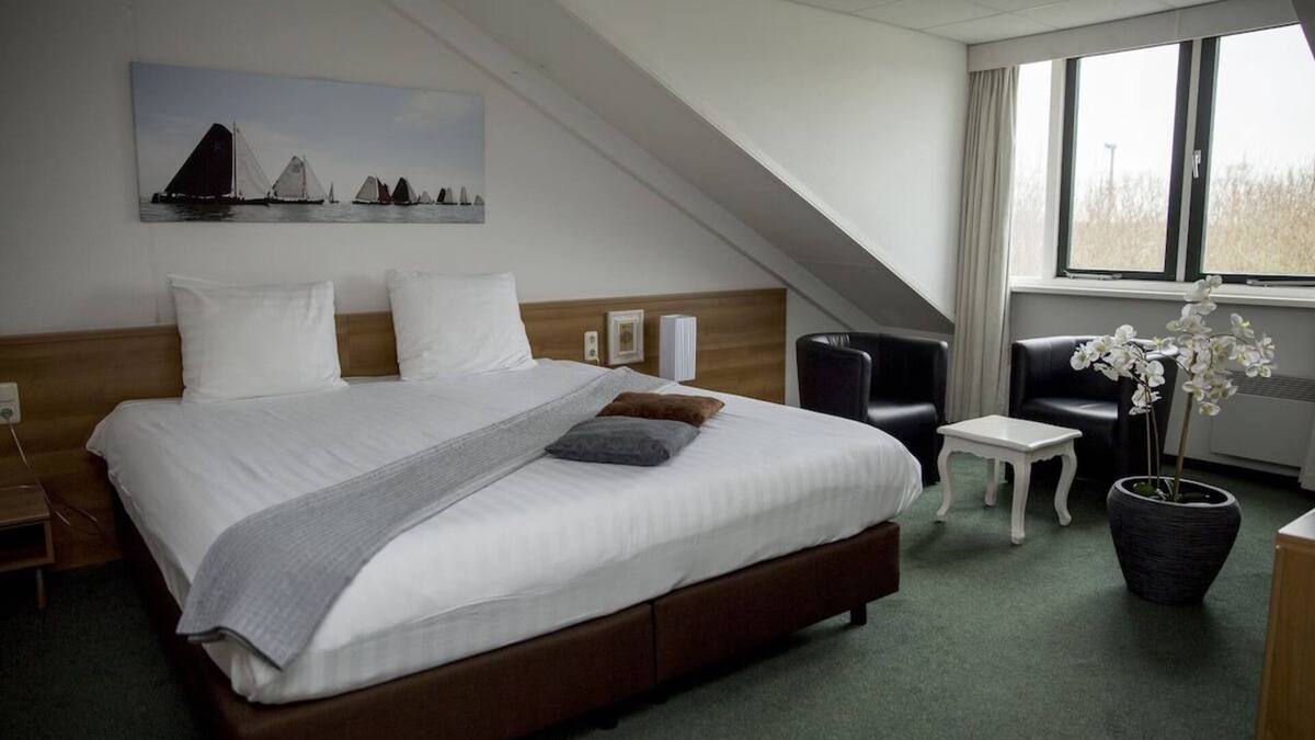 Heerenveen House | Tranquil Sanctuary close to Top Landmarks, Scenic Outdoors & Attractions
