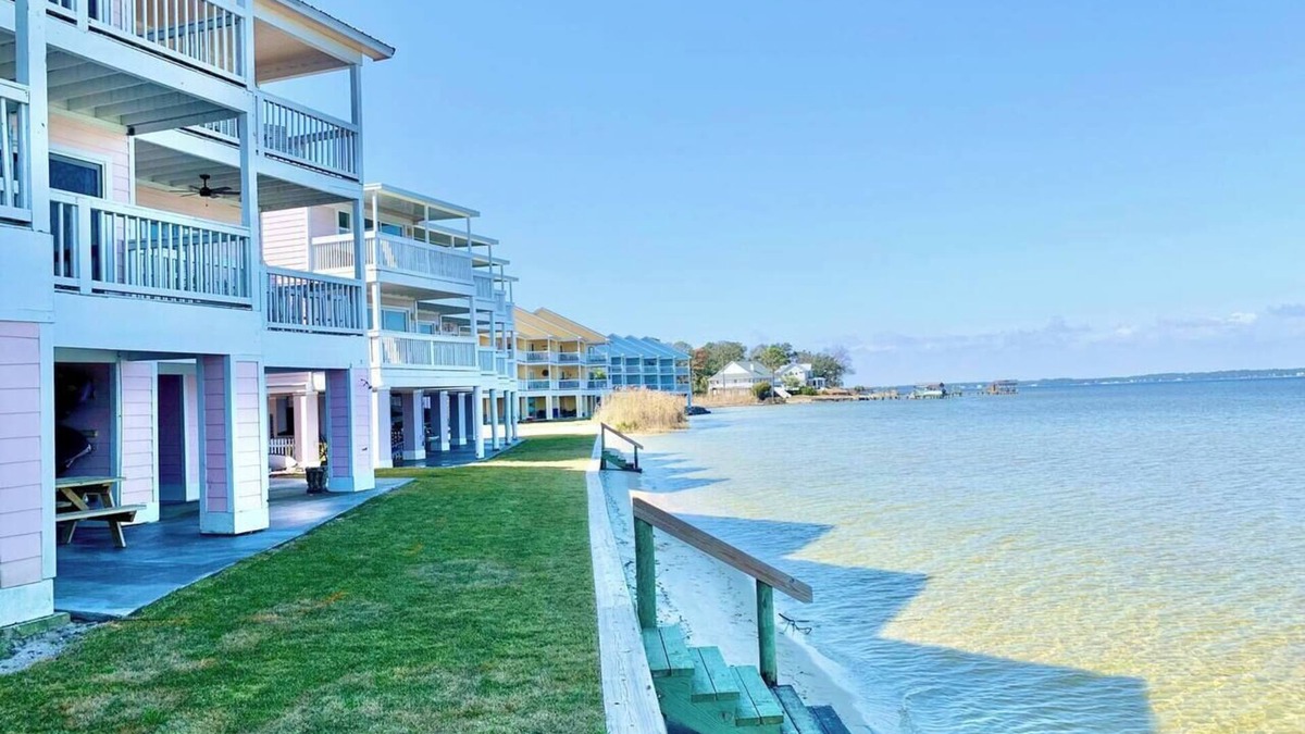 Innerarity Townhomes House | Tranquil Seas: Waterfront Unit with Kayaks & More!