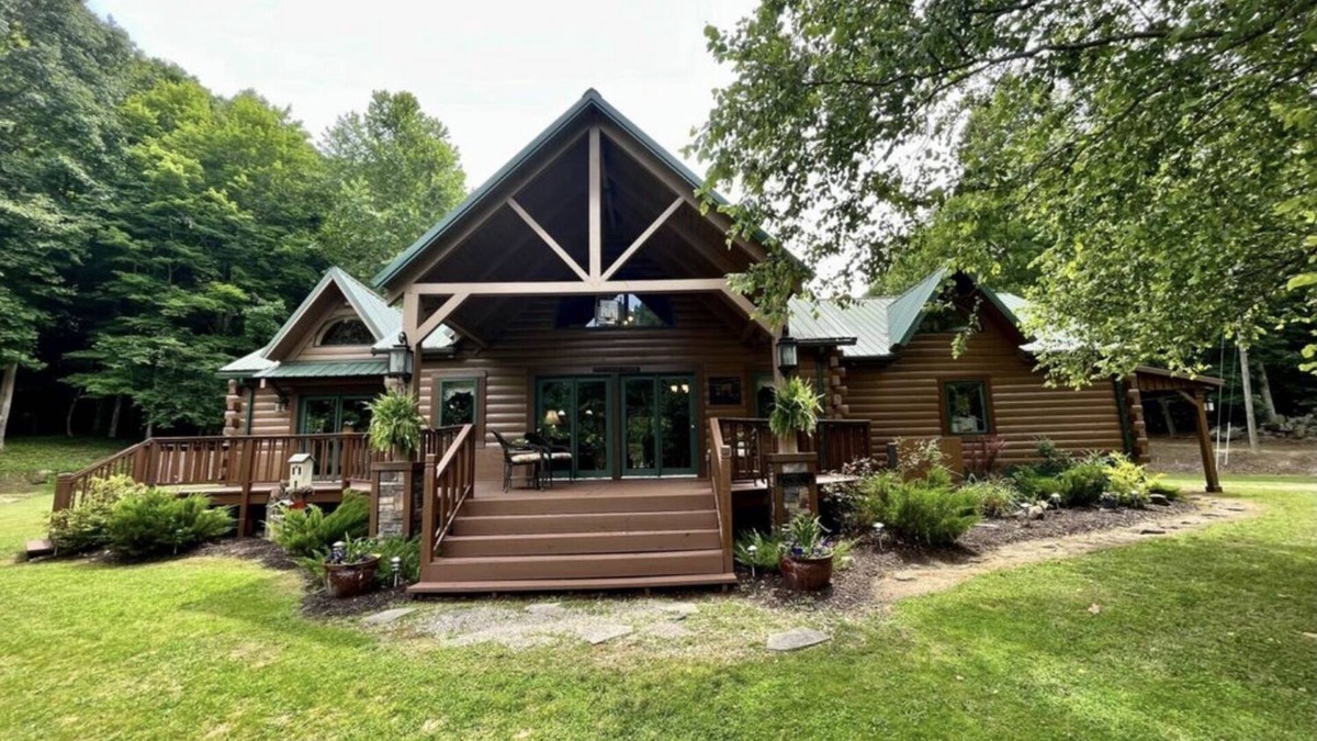 Left Hand Cabin | Tranquil & secluded Log Home on 172 acres w/breath taking views for all to enjoy