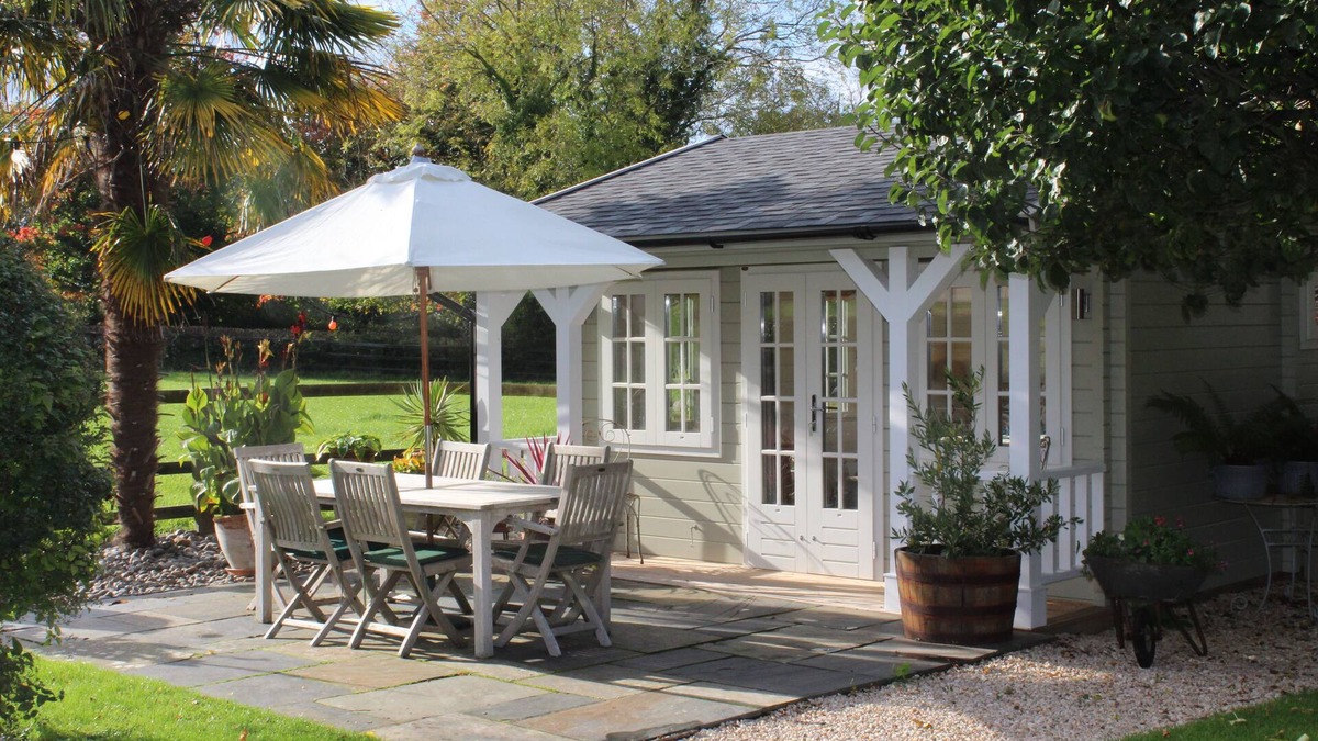 Woolstone Cabin | Tranquil setting at the foot of White Horse Hill, The Downs & The Ridgeway Pathn