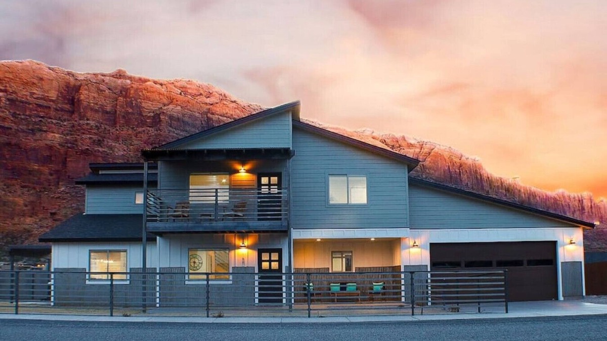 Moab South Valley House | Tranquil Setting, Mountain Views & Trailer Parking