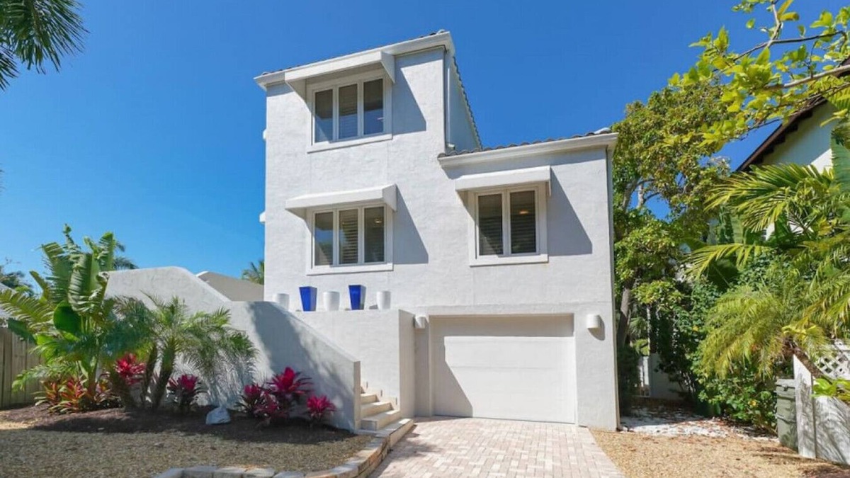 Saint Armands Key House | Tranquil St. Armand's Pool Home
