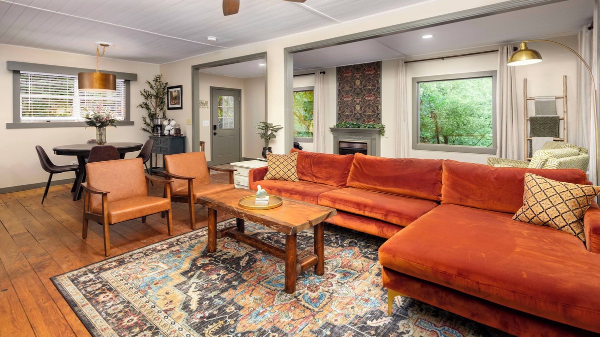 Dahlonega Cabin | Tranquil & Stylish: Wineries, Hiking, 5min to Town, Hot Tub, Firepit, King bed