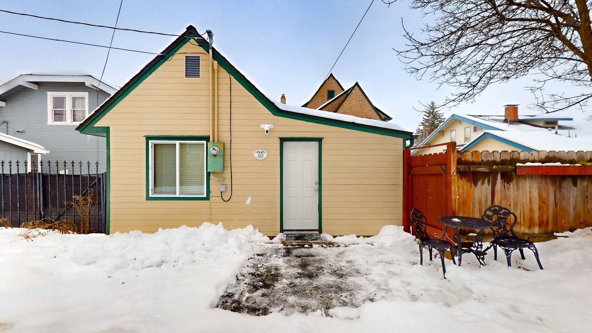 Downtown Klamath Falls House | Tranquil & sun-filled getaway with patio & full kitchen - near parks & golf