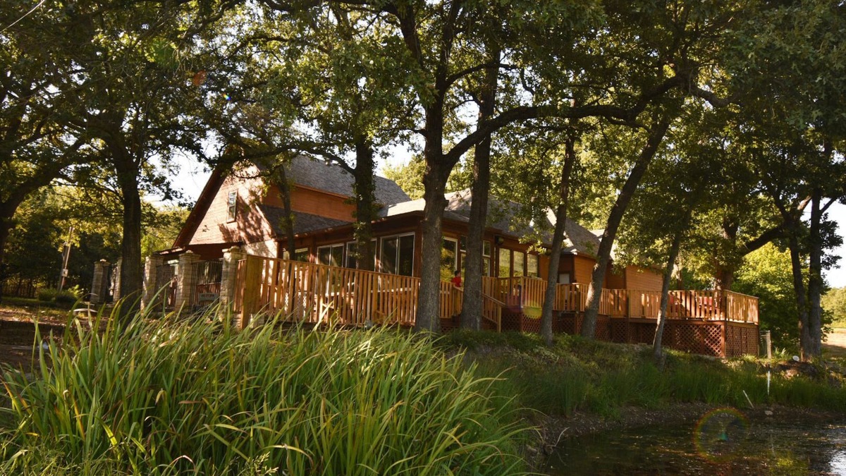 Kingston House | Tranquil Texoma Lake House w/private lake on .5 acres & steps from Lake Texoma