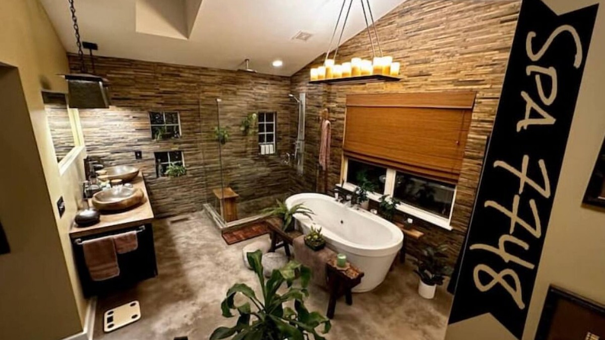 University City House | Tranquil three bedroom SpaHome in central St. Louis.