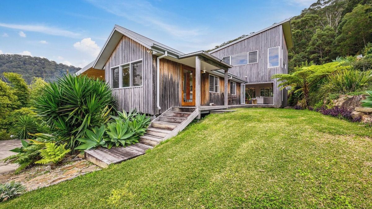 Korora House | Tranquil Treetop Haven: 3 Bedroom Home with Stunning Views