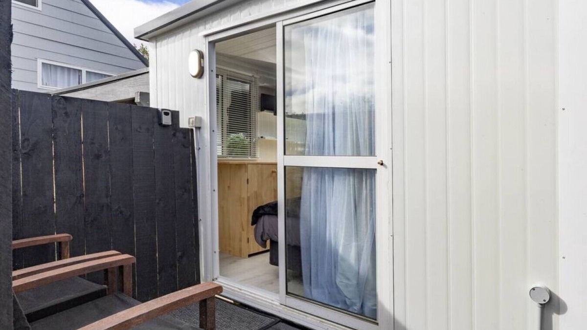 Mount Roskill Cabin | Tranquil Urban Cabin: Serene Getaway with Bbq