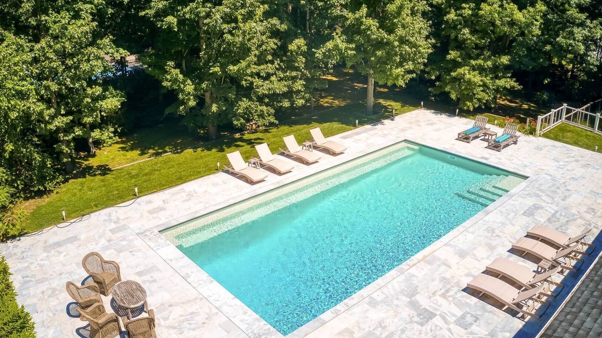 Hay Beach House | TRANQUIL RESORT STYLE RETREAT WITH LUXURY GUNITE POOL 2 MIN FROM SANDY BEACHES