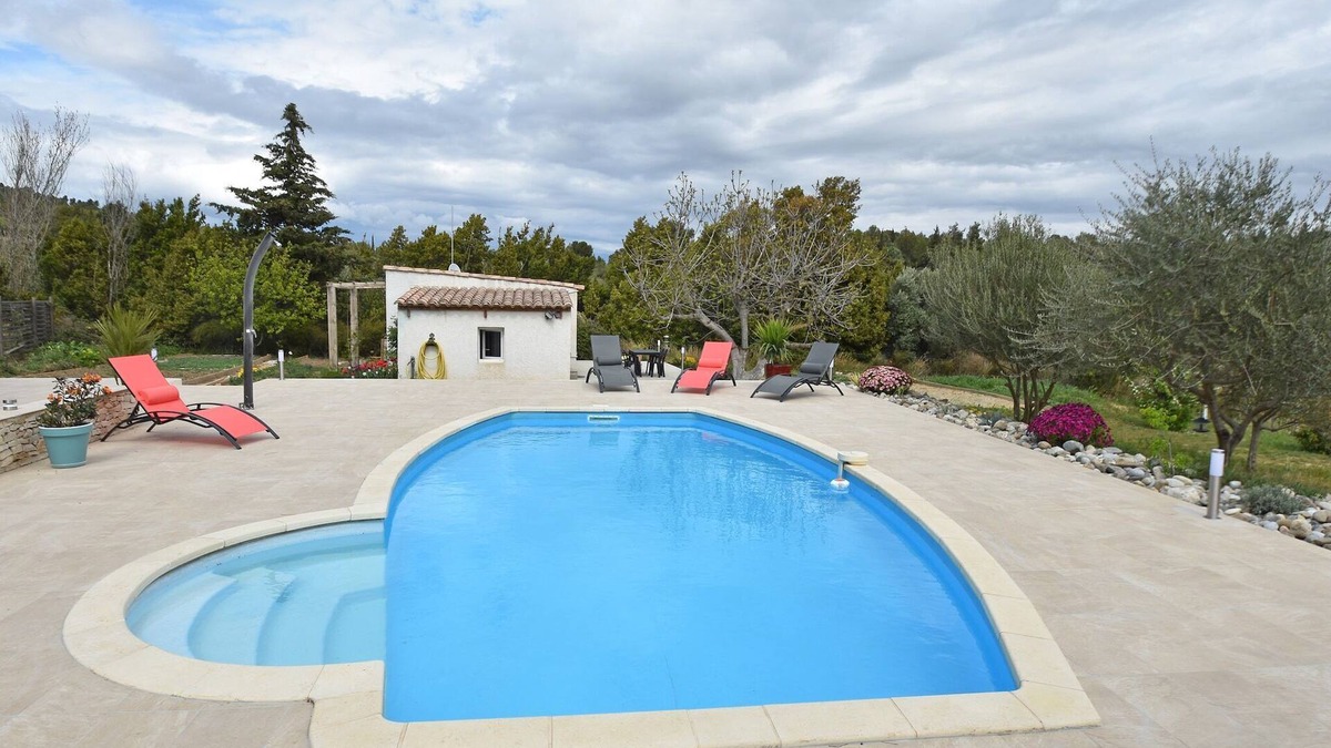 Lezignan-Corbieres Villa | Tranquil Villa with Pool