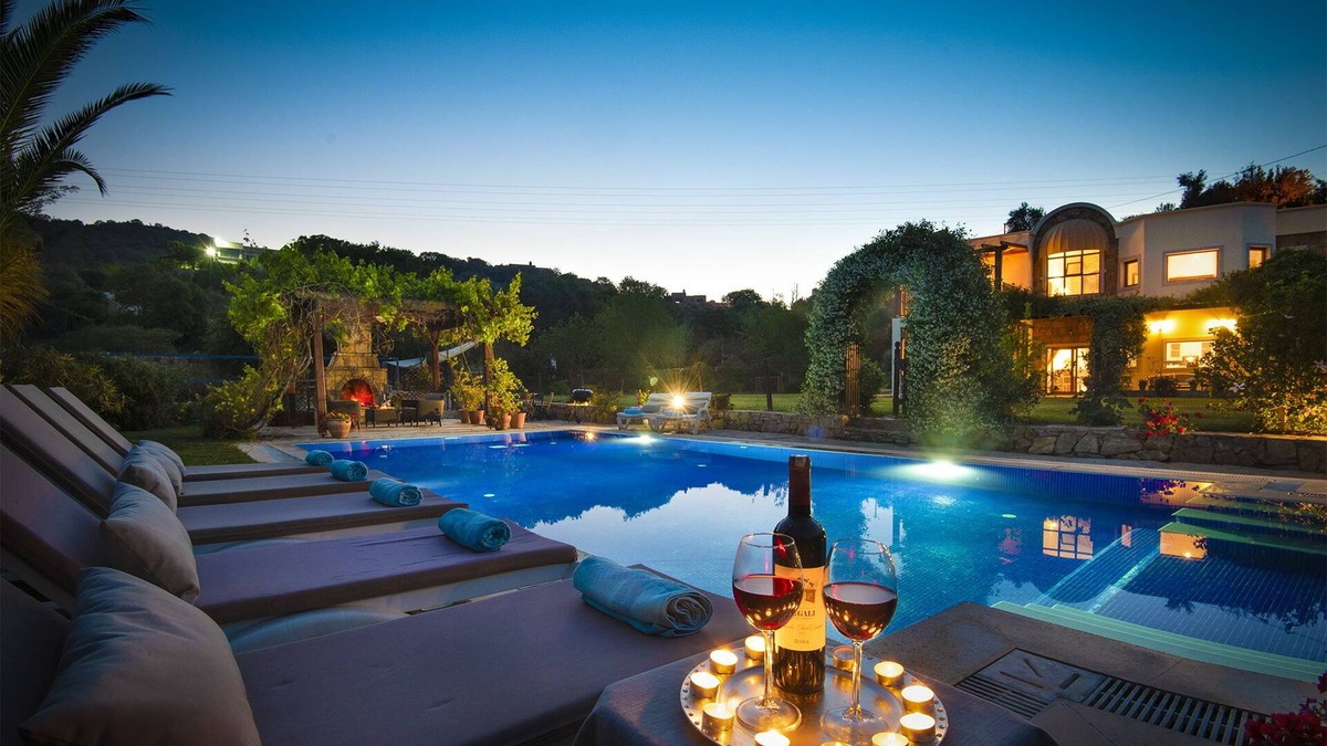 Dagbelen Villa | Tranquil Villa set in 2 acres with large pool, volleyball, basketball, badminton