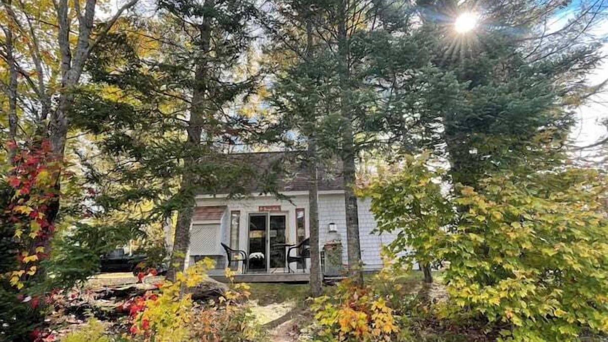 Whitefield House | Tranquil Waterfront Cottage on Private Pond