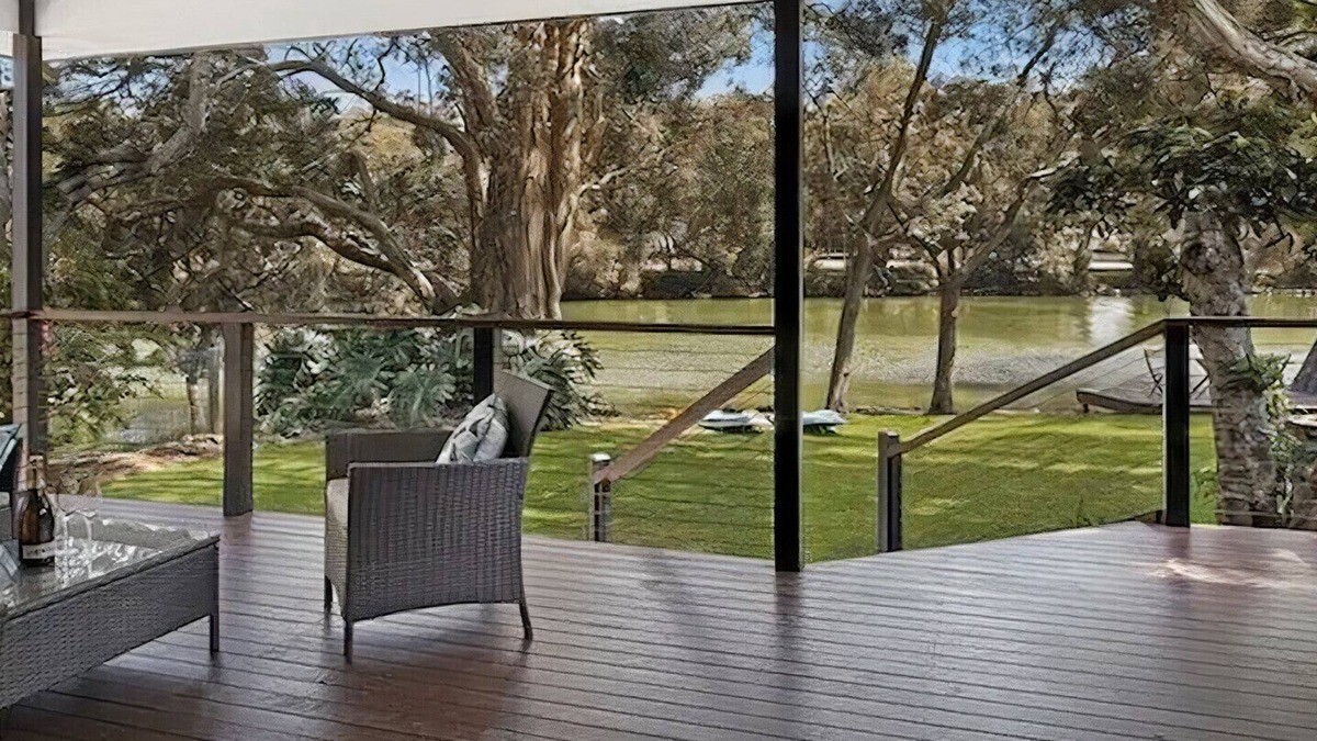 Budgewoi House | Tranquil waters - beach house oasis