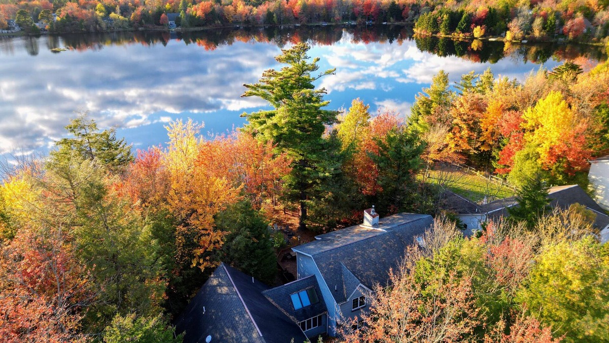 Pocono Summit House | Tranquil Waterside by AvantStay | Lakefront, Dock, Game Room, Boats Included