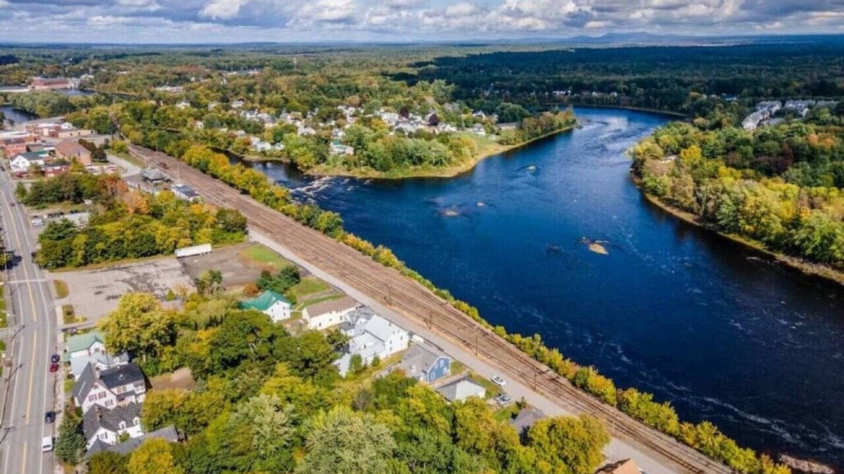 Milford Apartment | Tranquil Waterside Haven: 4BD Retreat near Bangor