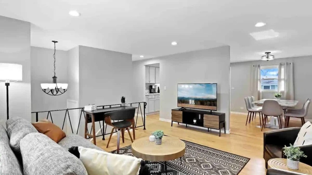 Wasco House | Tranquility 4BR Schaumburg