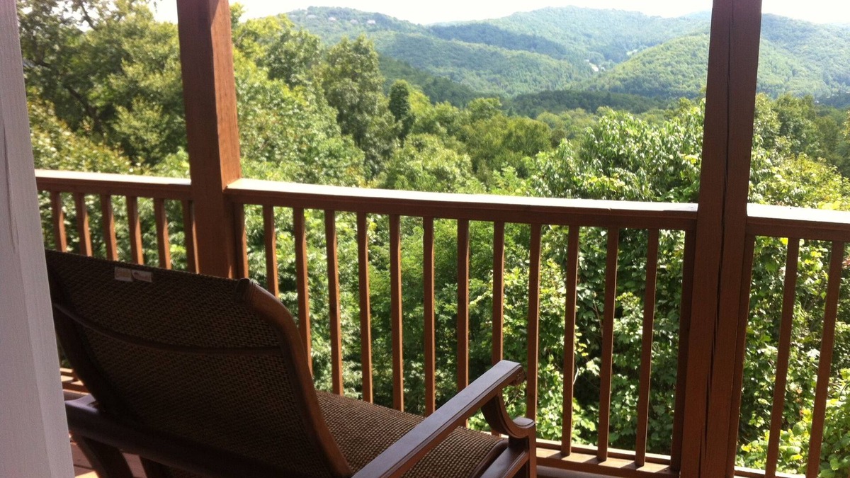 Blowing Rock Cottage | Tranquility at Deer Ridge - Great Views, Close to Skiing, Sleeps 6, Free WiFi!