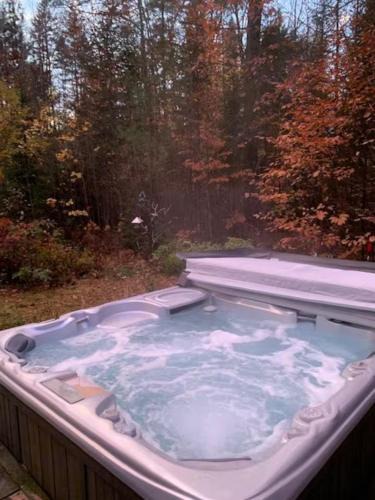 Rawdon Ski Chalet | Tranquility at the edge of the woods- Hot Tub