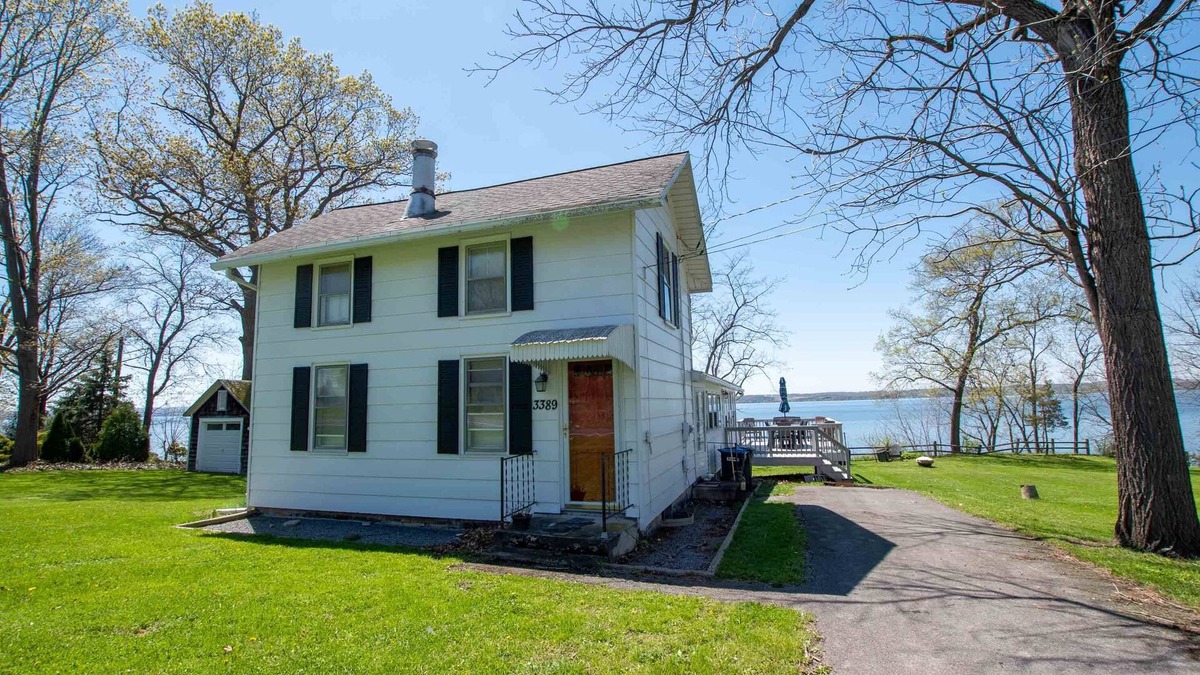 Town of Ledyard Cottage | Tranquility Base: "Cayuga Lakehouse 1 Mile from Aurora Inn Wedding Venue"