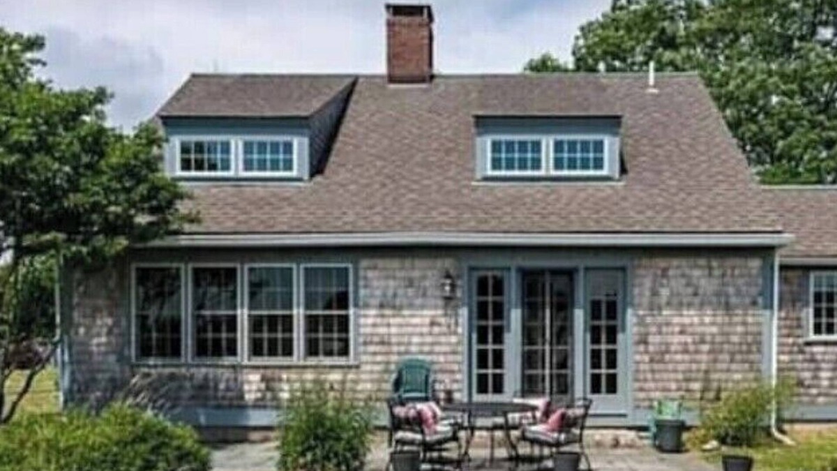 Little Compton House | Tranquility & beauty! Entire house & garden in a meadow overlooking a reservoir.