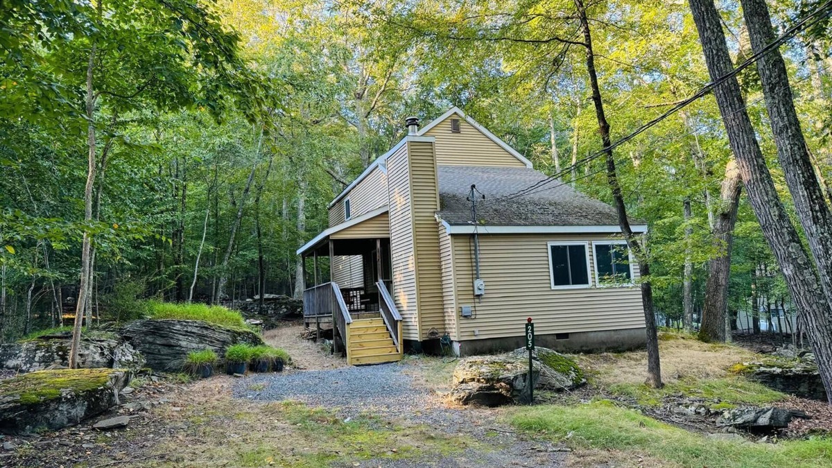 Lackawaxen House | Tranquility in the Pocono mountains of Masthope and Ski Big Bear.
