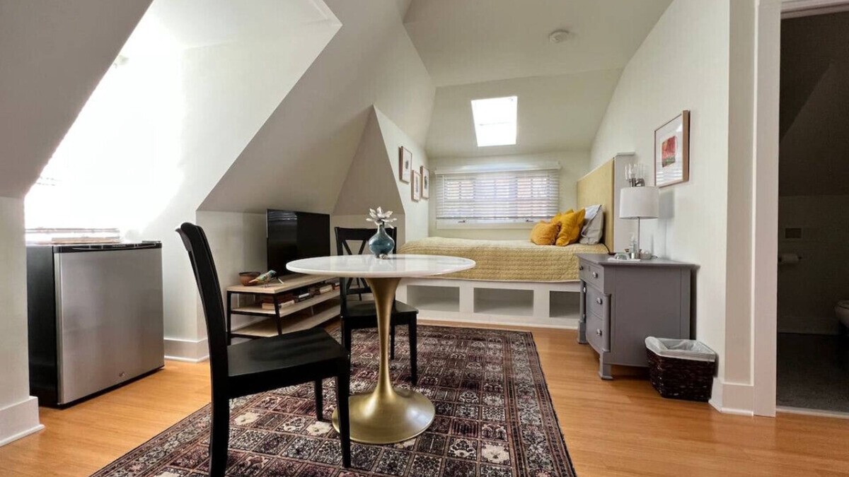 Old Irving Park Apartment | Tranquility Retreat - Serene Setting