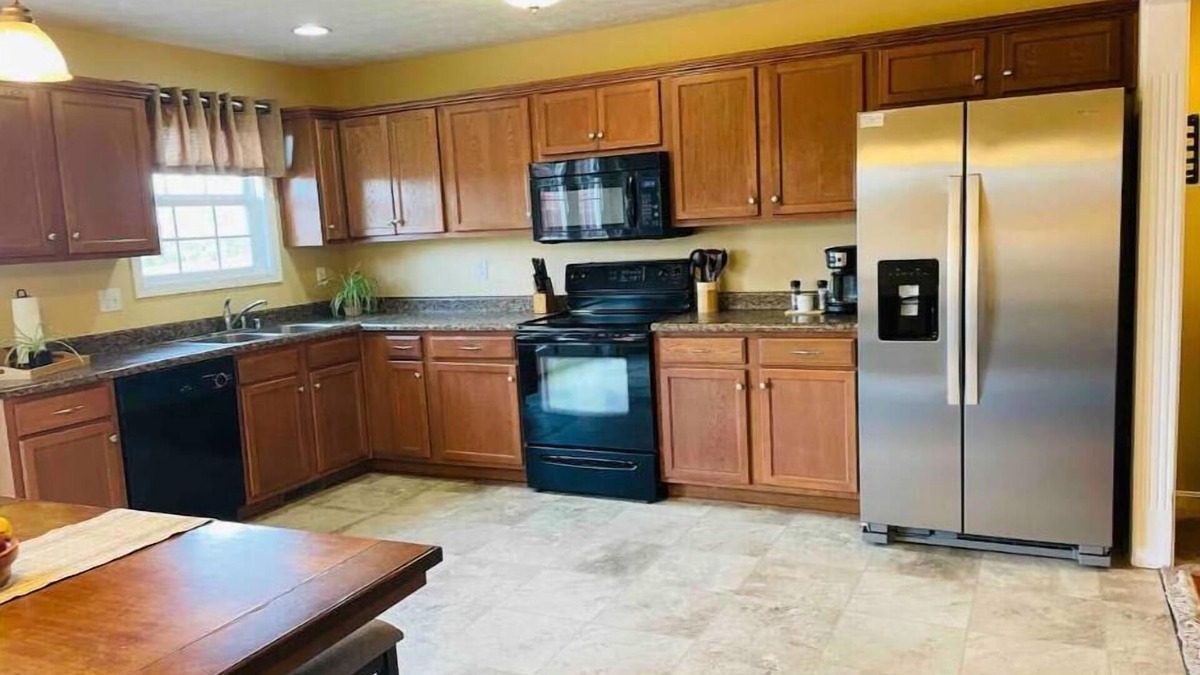Vine Grove House | Tranquility @ Twin Lakes ~ Minutes to Knox! 3 Bedroom/2 Bath, 3 TVs