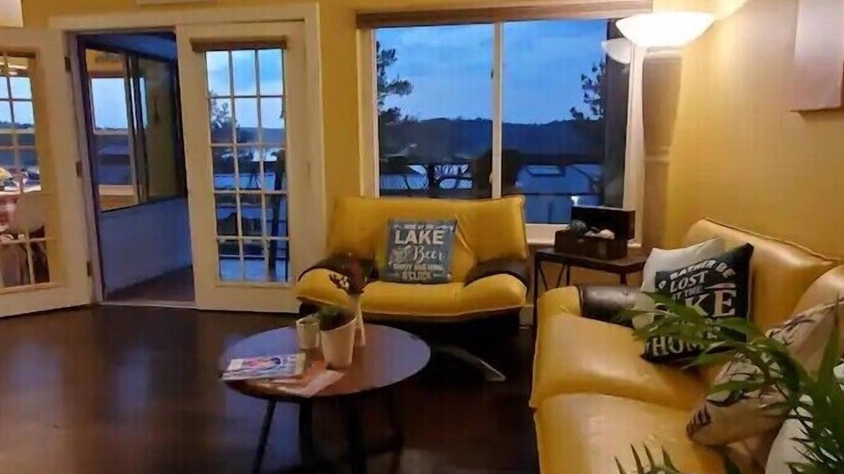 Oakhurst House | Tranquility Villa by the lake with green backyard. Free wifi, kayaks, bike, pool