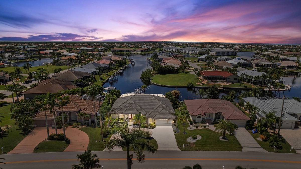 Punta Gorda House | Tranquility with Divine Sunsets in Vacation Land -Sleeps 8 -Pet Friendly