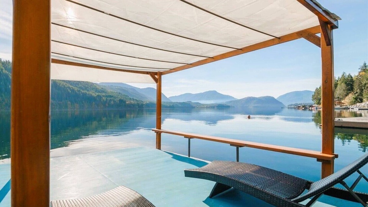 Port Alberni House | Tranquilize at Spectacular Sproat Lakefront Waterfront Authentic Timber Log Home