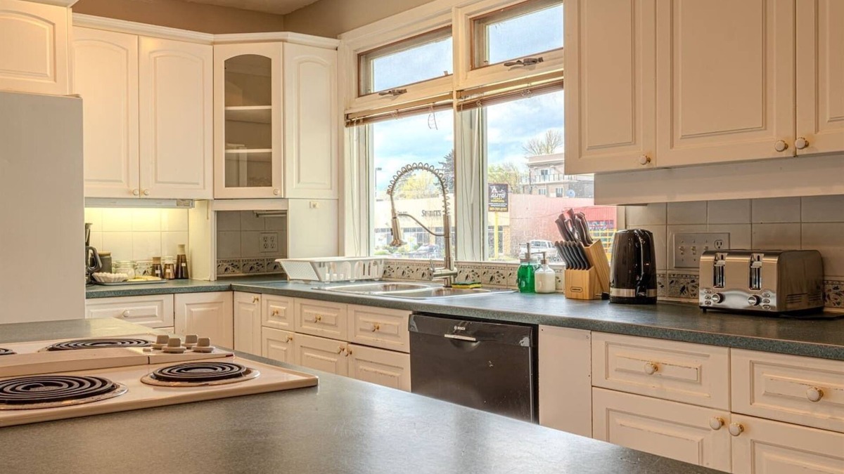 Crescent Heights House | *TransCanada* AC+3BR+3Sofa Bed upto 12 sleeps