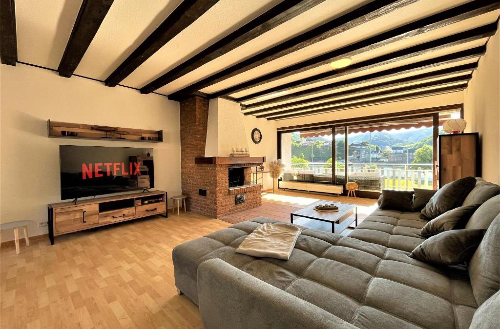 Bullay Apartment | Traumaussicht Kamin Balkon Burgblick 65 Zoll TV Netflix Waipu Lindenplatz