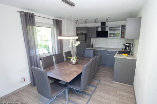 Mittelndorf House | Traumferienhaus Bergblick Mittelndorf, bis zu 8 Personen, Sauna, Grill