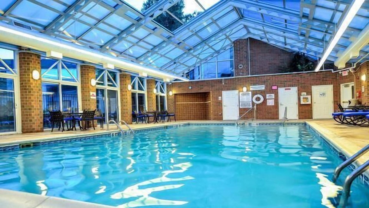 Mishawaka House | Travel Destination Vacation! 2 Spacious Units, Near Warren Golf Course, Mini-Golf, Pool