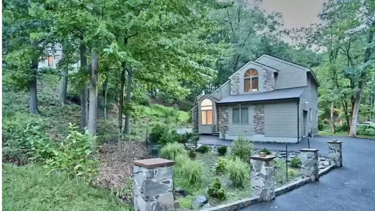 Bushkill House | TRAVEL NURSES WELCOME/ Bushkill- Poconos home in Gated community