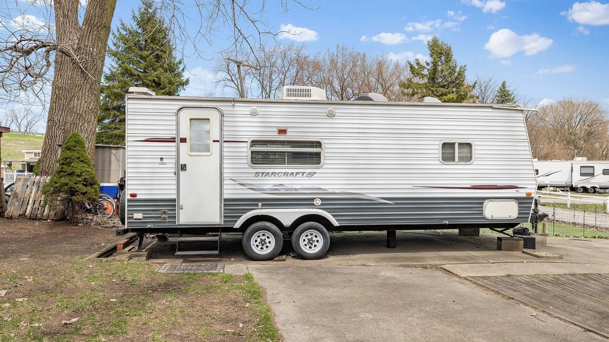 Portage House | Travel Trailer on Lake in Lakeshore Campground/1 Bedroom/Sleeps 4