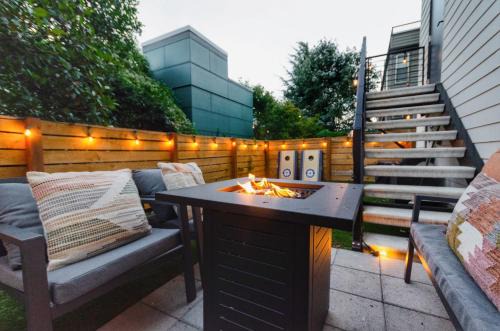 East Queen Anne House | Travelers Dream, Walk to Space Needle, Parking, Backyard