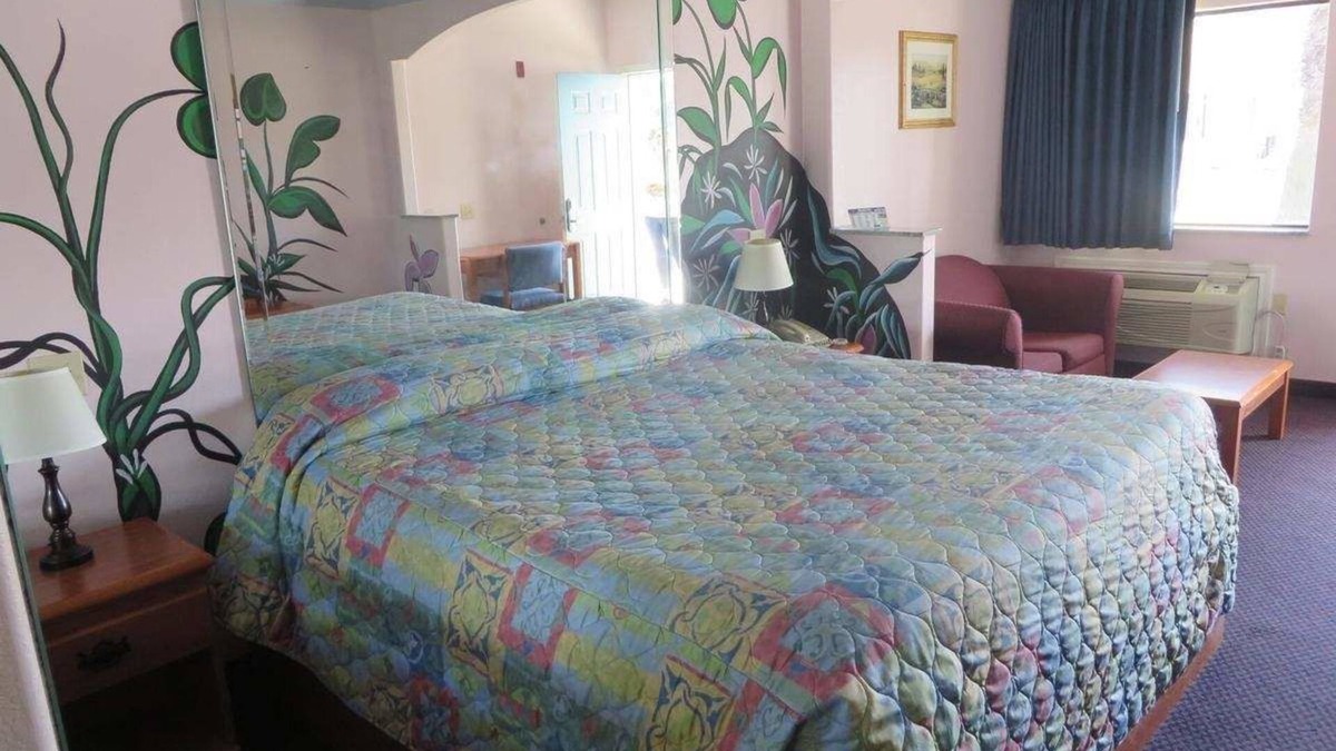 Liberty Hotel | Travelers Inn and Suites Liberty