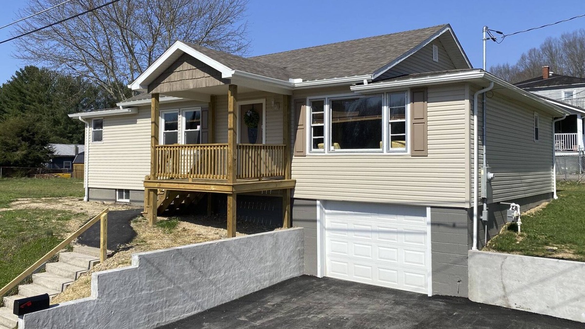 Skelton House | Traveler’s Rest » Beautifully-Renovated Retreat