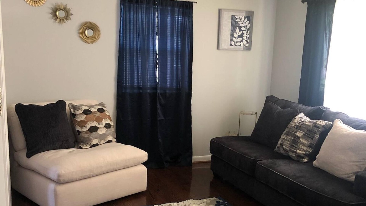 Roanoke House | Traveling? Nurse? Doctor? Bring the family and enjoy your Home Away/ Staycay!