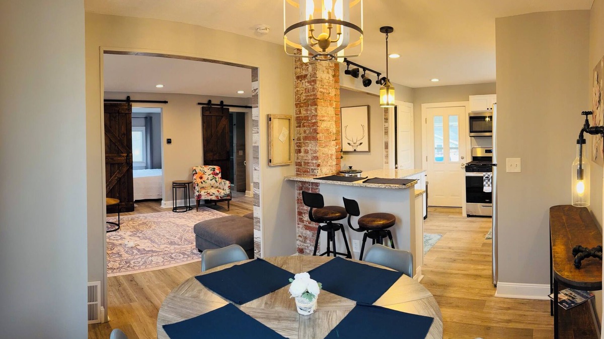 Portage Lakes House | Traveling Professional's Portage Lakes Retreat! Akron canton area dog friendly