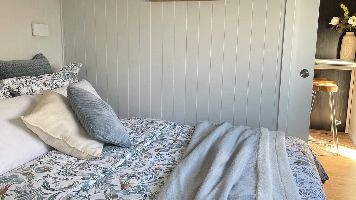 Cambridge Cabin | Travellers Hideaway – private, quiet garden, off-street parking, great location.