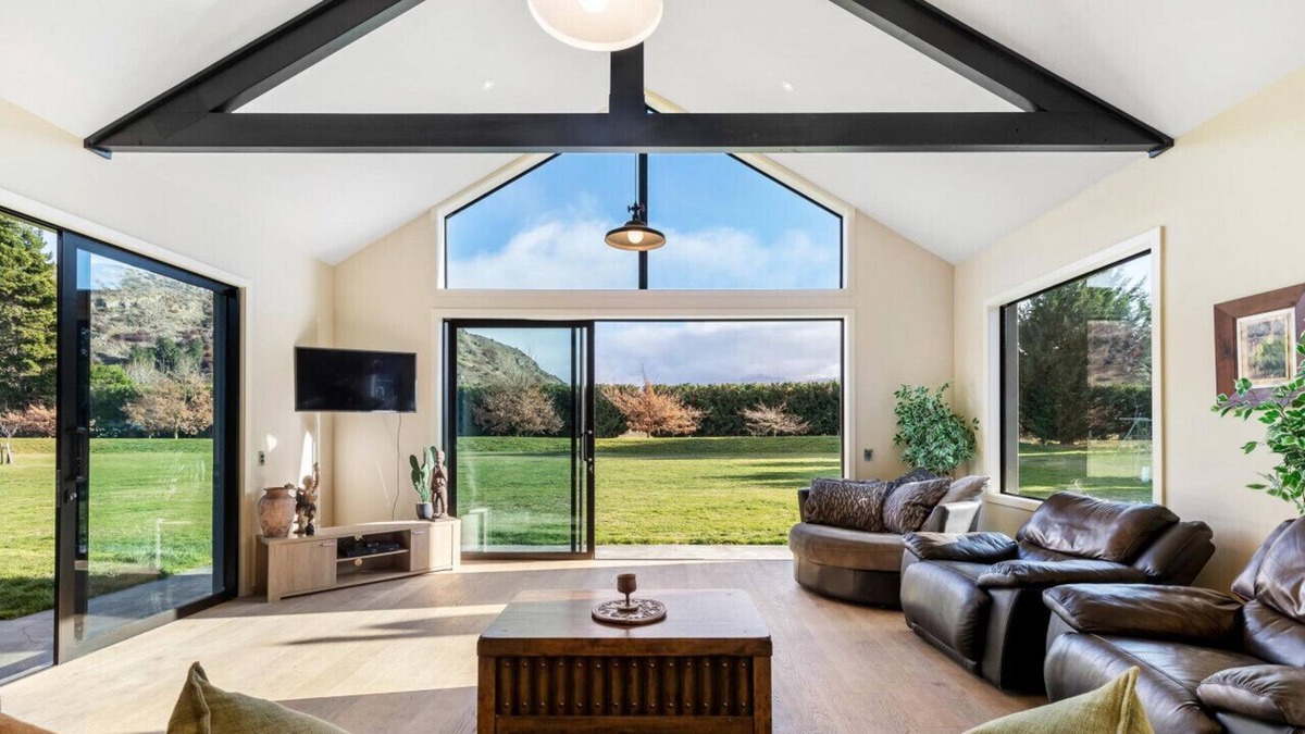 Arrow Junction House | TRAVELLERS RETREAT | LIVE THE DREAM