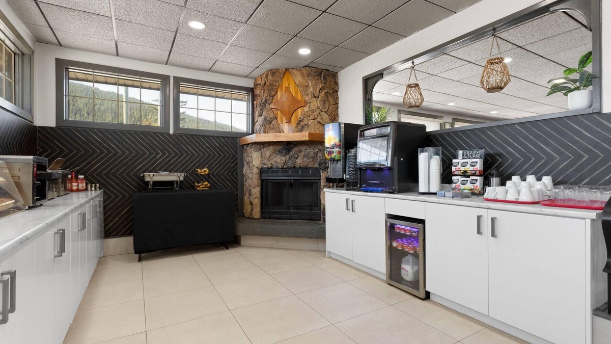 Blairmore Hotel | Travelodge by Wyndham Blairmore